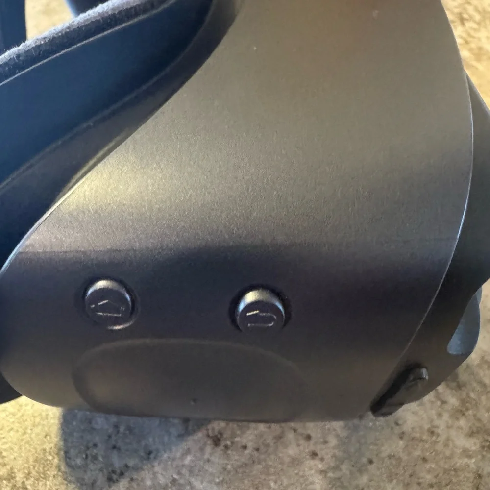 Black VR Headset Samsung Gear VR, a virtual reality headset only. No remote.